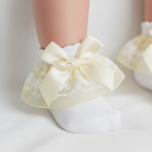 Load image into Gallery viewer, Close-up with side bow - Option 4