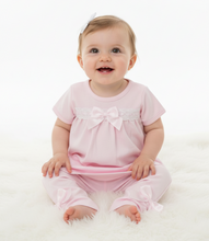 Load image into Gallery viewer, Pink set white rug studio