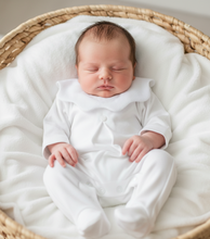 Load image into Gallery viewer, White newborn close-up round wicker